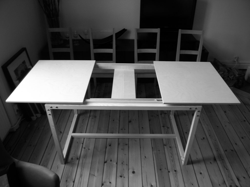 Måttbeställd utdragbar matbord i vitaliserad furu och plywood med mässingsdetaljer.