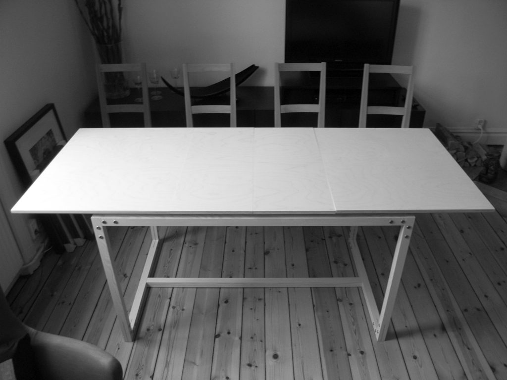 Måttbeställd utdragbar matbord i vitaliserad furu och plywood med mässingsdetaljer.